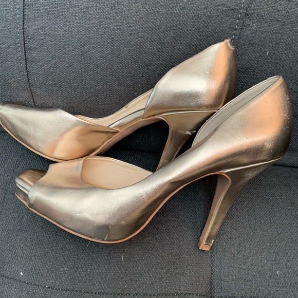 Jessica Simpson gold heels size 7.5 dressy shoes - Picture 2 of 7